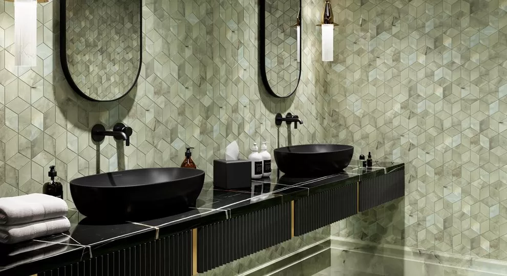 Также на фото: раковина Plaza накладная, 60см.; смеситель Linea