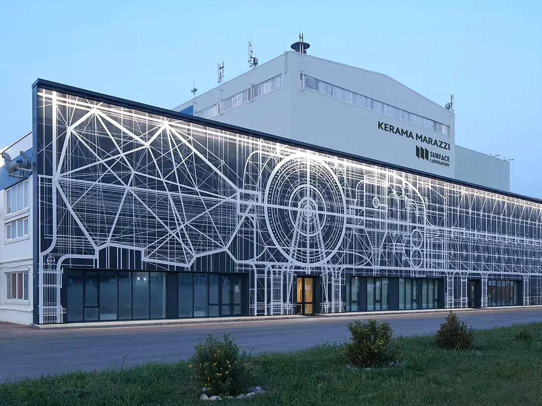 МОНУМЕНТАЛЬНАЯ МОЗАИКА «ФАБРИКА» НА ФАСАДЕ ЗАВОДА KERAMA MARAZZI