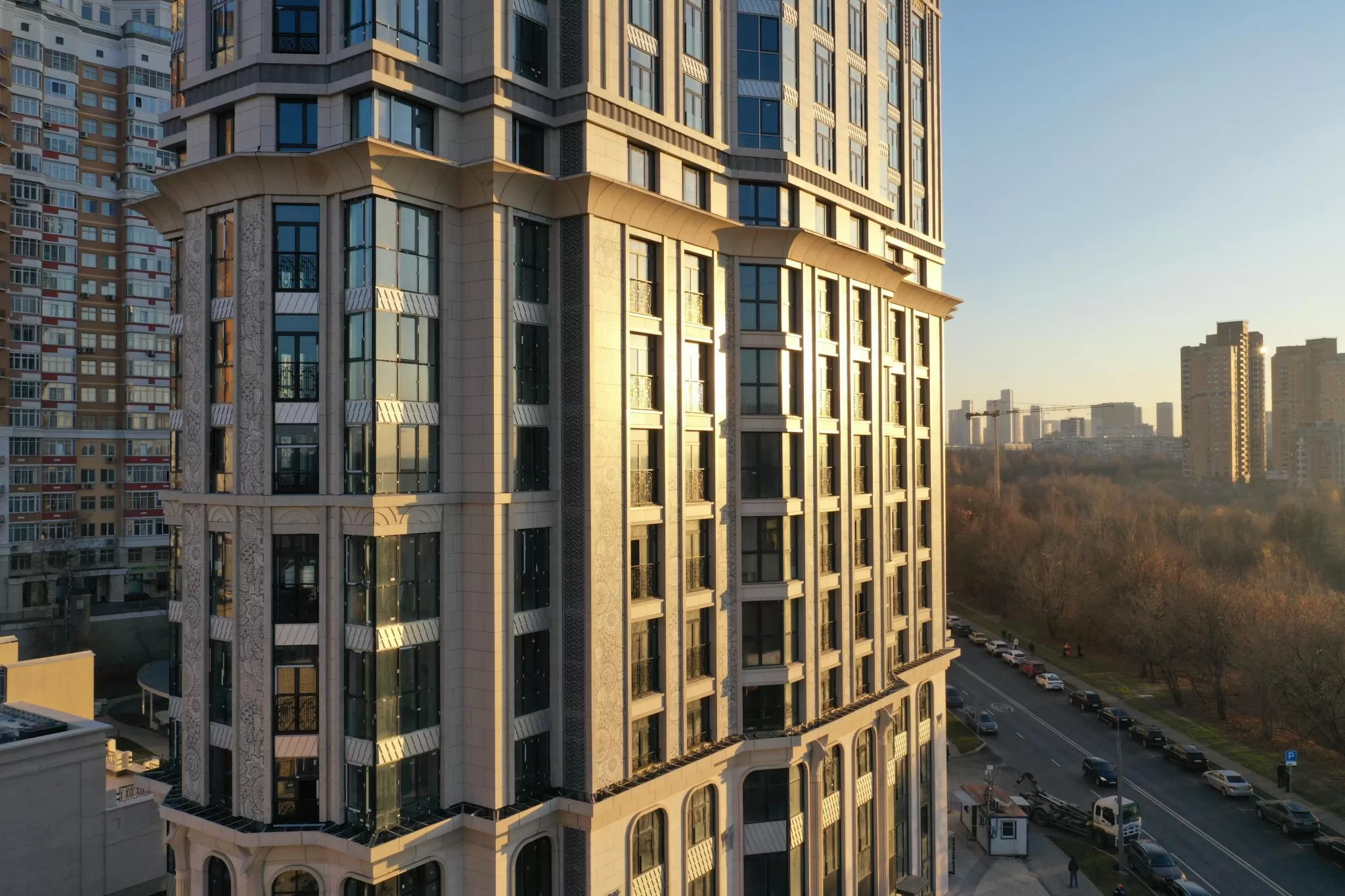 Керамический гранит МАКСИ-формата в отделке жилого комплекса 