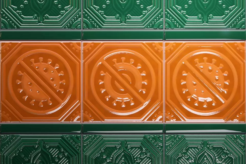 Роспотребнадзор: быстрее всего вирус штамма «омикрон» инактивируется на керамике