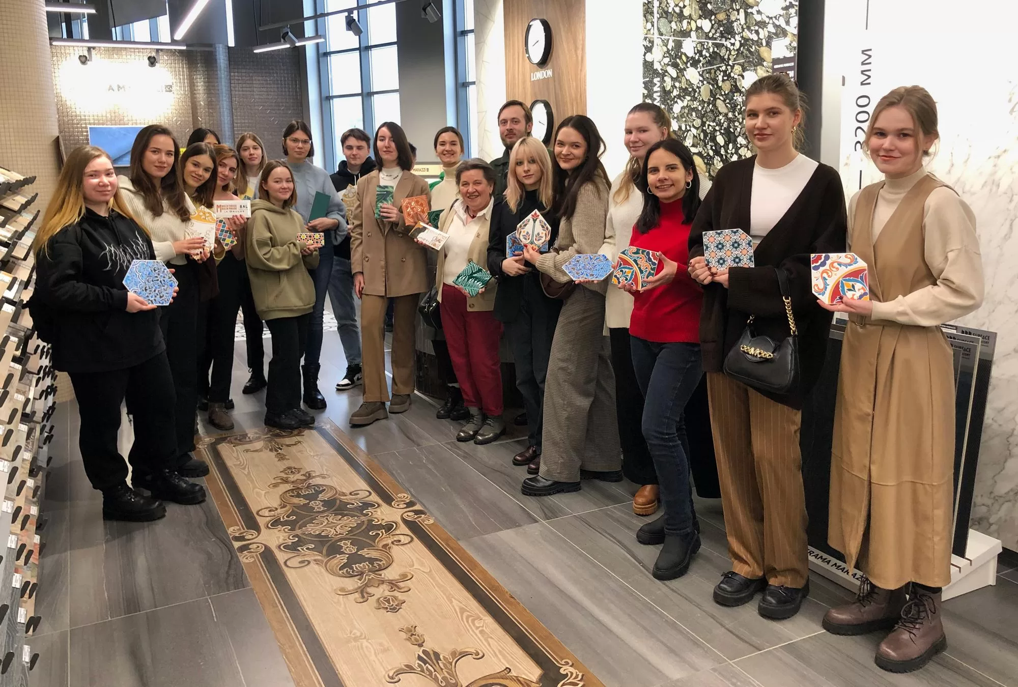 Знакомим будущих архитекторов  с настоящими материалами