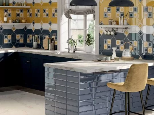 Яркая плитка на фартук  Алмаш